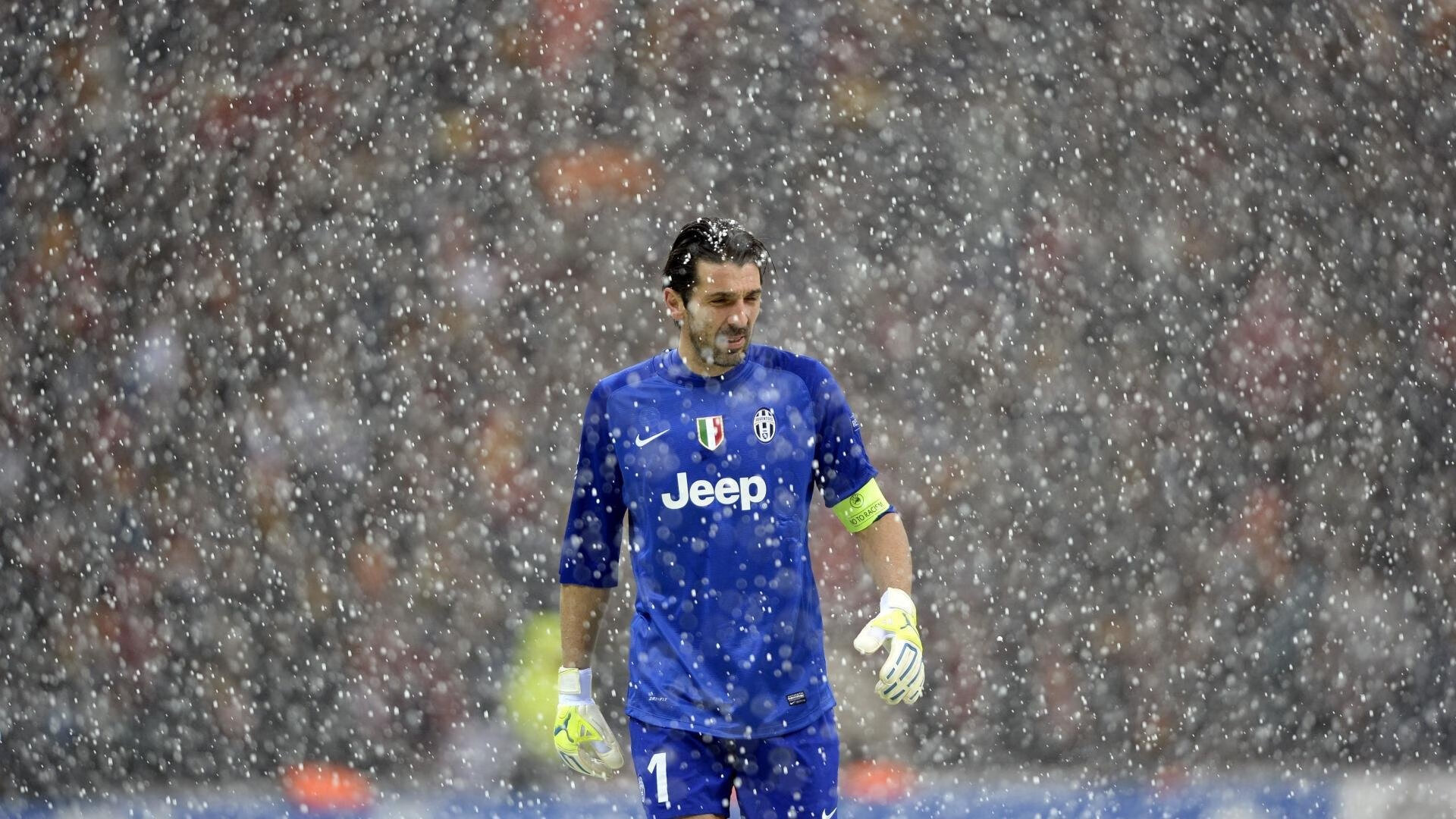 库里受伤退出季后赛首轮比赛，库里复出比赛