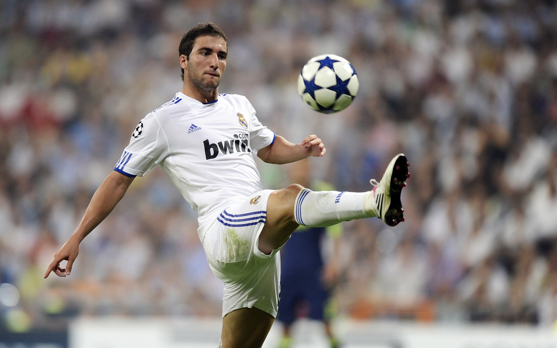 城市夜间篮球赛吸引大量年轻群众,焕发城市青春活力,夜晚篮球场的照片真实