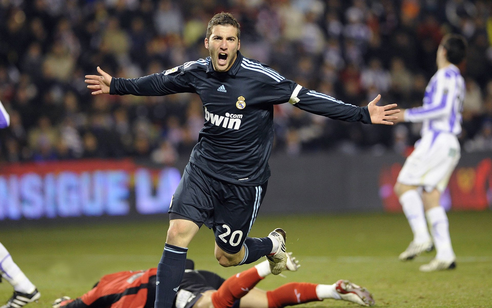 开云体育平台APP-意甲新星崭露头角，精彩表现引发热议，意甲新赛季前瞻